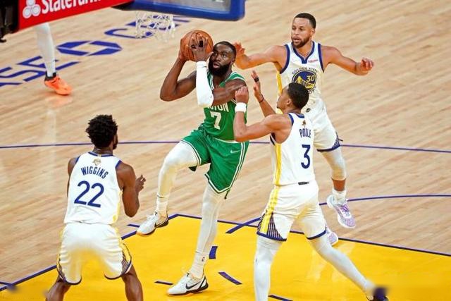 英媒：纽卡中卫博特曼即将回归